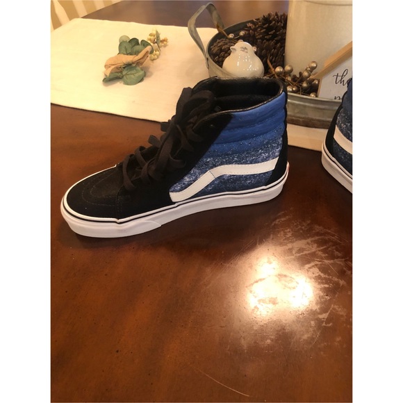 RARE “Discovery Shark Week” High Top Vans - Picture 5 of 6